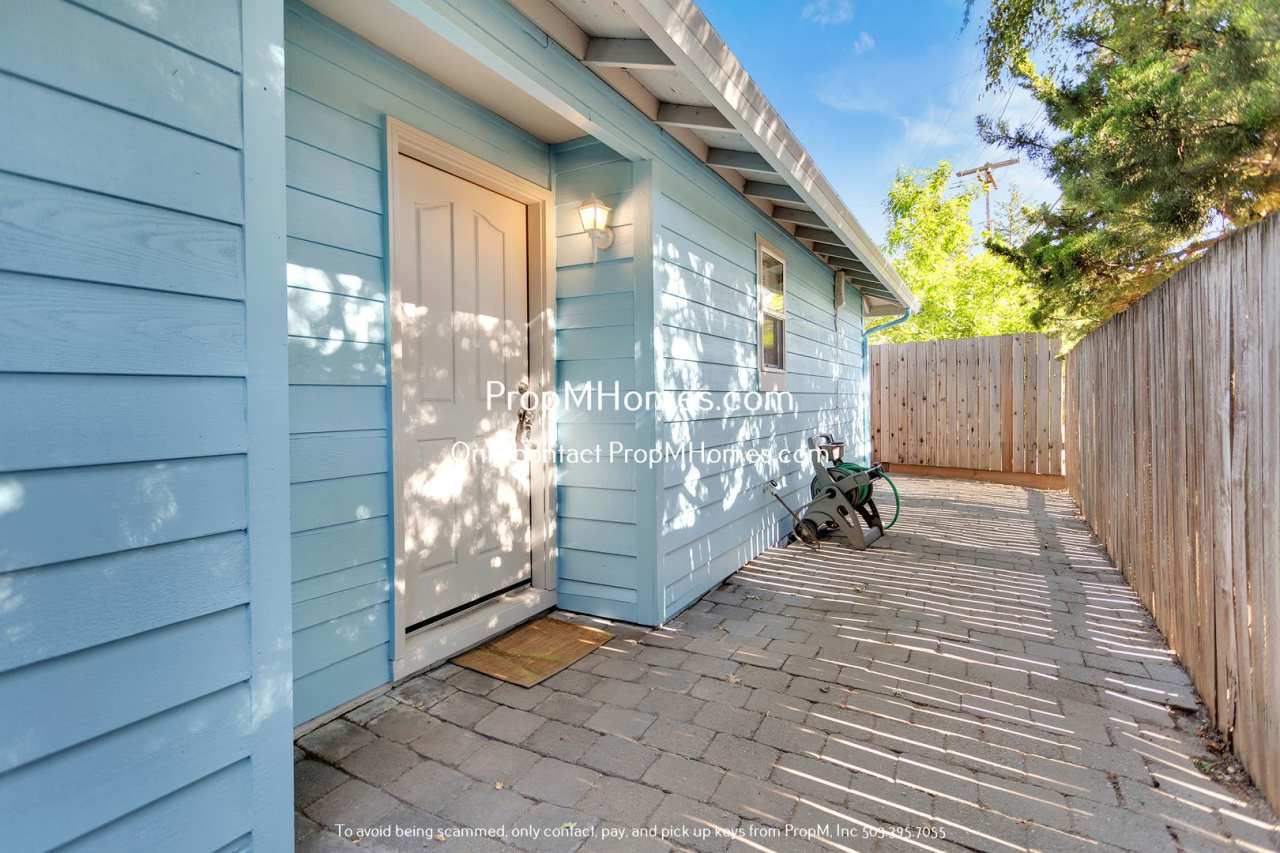 Updated Interior! Two Bedroom Home In Beaverton W/ Large Patio!