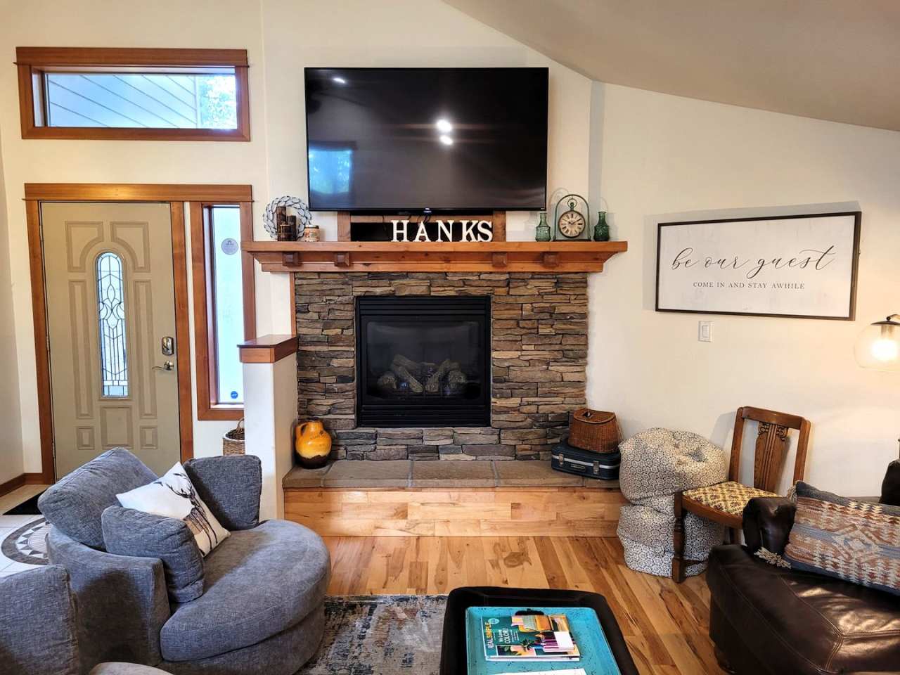 Hank's Hideaway in Sunriver, Furnished, all Utilities Included. Gym access, Hot Tub. 30-day Minimum Stay