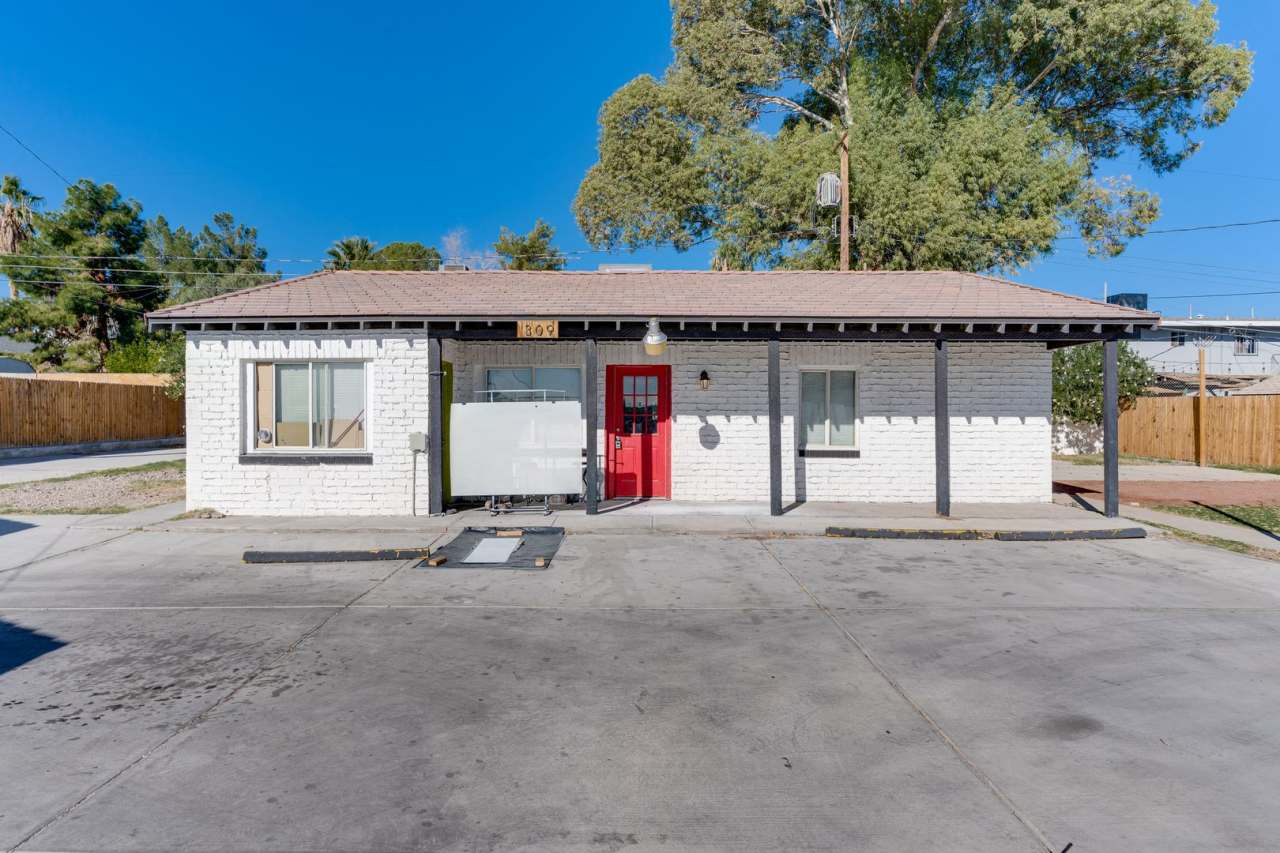 Charming 2-Bedroom Duplex in the Heart of Downtown! * Move In Special *