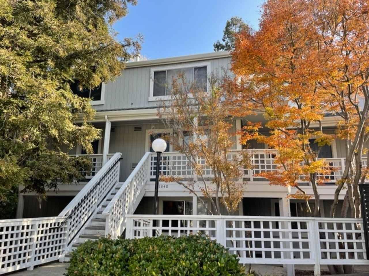 Wonderful lower level Condo with Laminate Plank flooring!