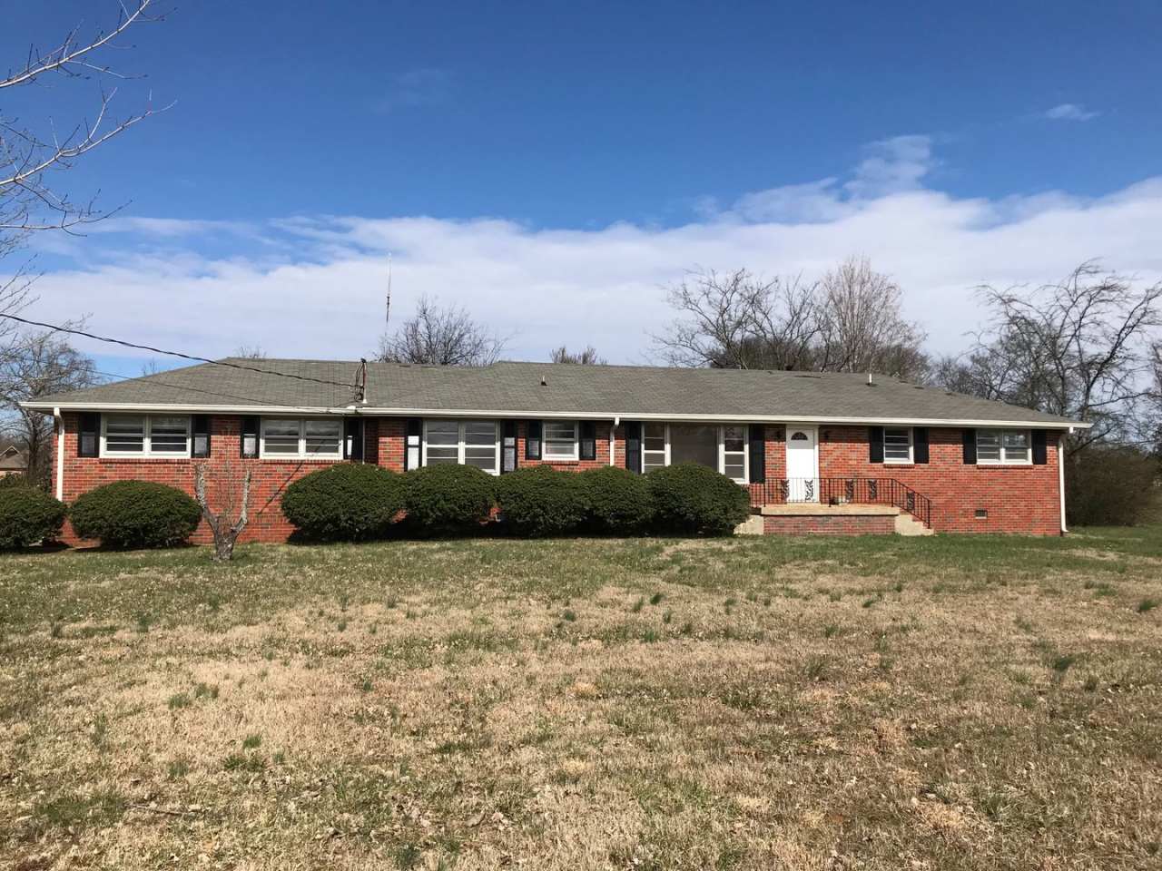 FOR LEASE- Corner lot with over 2 acre yard in Lebanon, TN