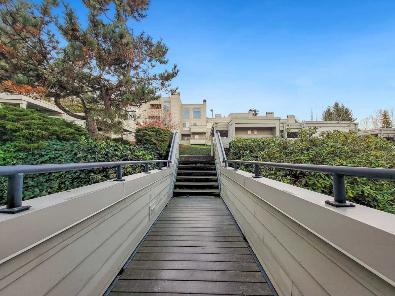 Cascade Mountain View Retreat: Elegant 2BR Condo in Downtown Redmond