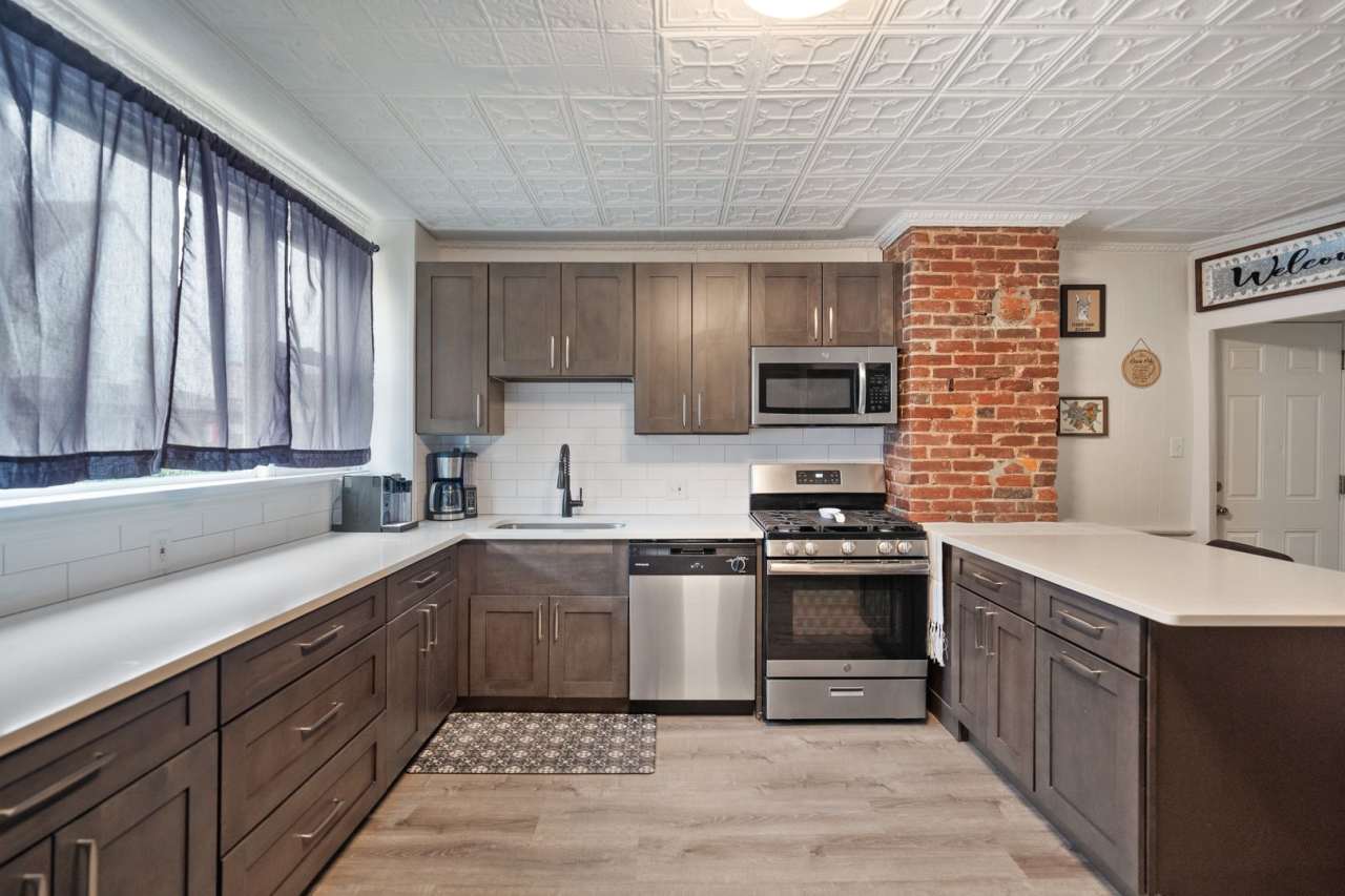 Tastefully updated 2-Bed, 1-Bath Gem in Troy Hill!