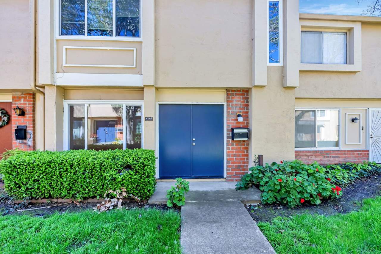 BEAUTIFUL REMODELED TWO STORY TOWNHOME IN UNION CITY