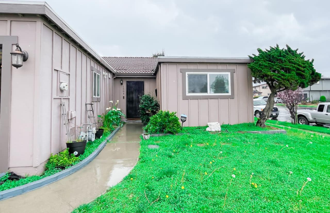 Beautiful 2 Bedroom 1 Bath Home!