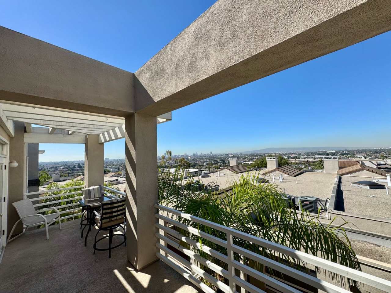 PENTHOUSE-STYLE UNIT IN SIGNAL HILL w/180 degree Views 3Br/2Ba $3900mo