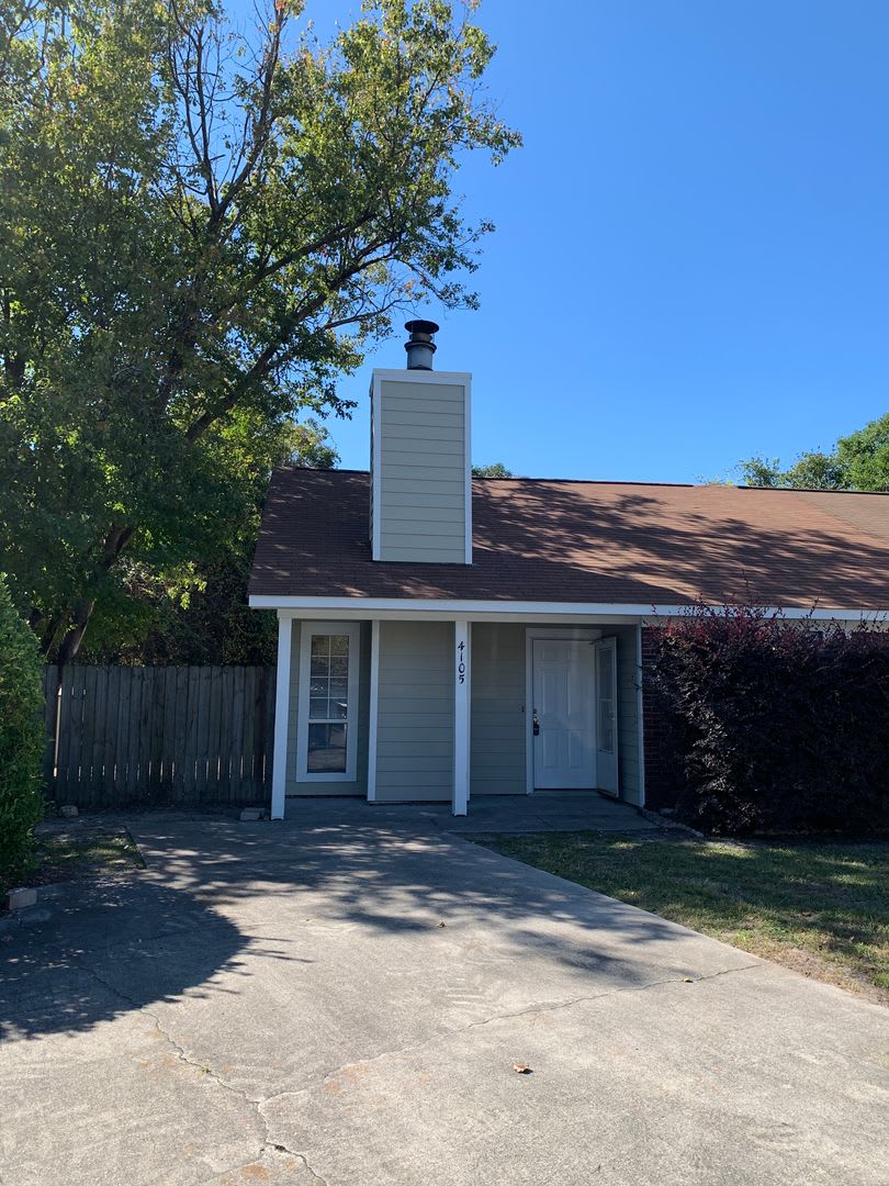 2 Bedroom 2 Bath Townhome with fenced backyard!