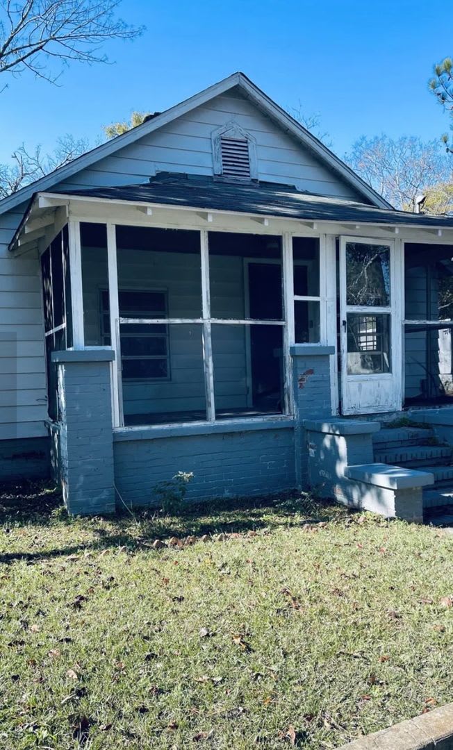 Charming 3 bedroom 1 bath with a huge workshop!