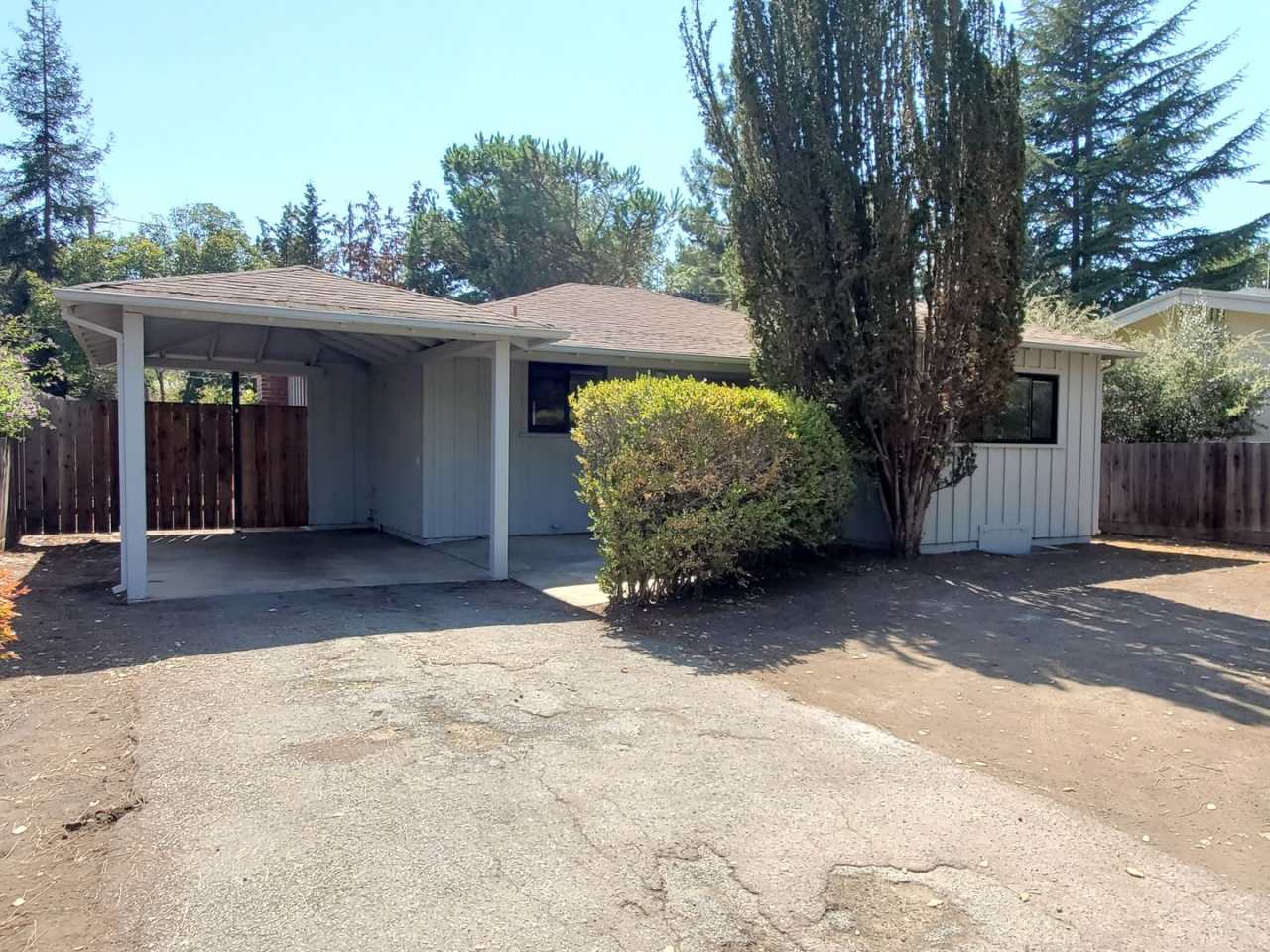 Cute Single Family Home, Newer kitchen, New Bathroom, Fresh Paint, Vaulted Ceilings, Large Yard!