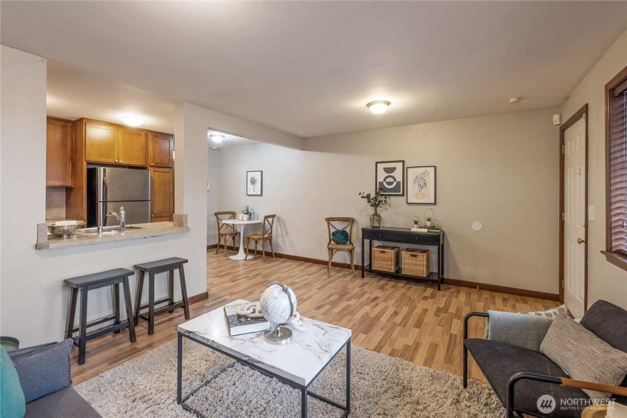 Spacious 1bed1/bath Apartment with View of Mount Rainier next to St. Joseph Hospital and Downtown Tacoma