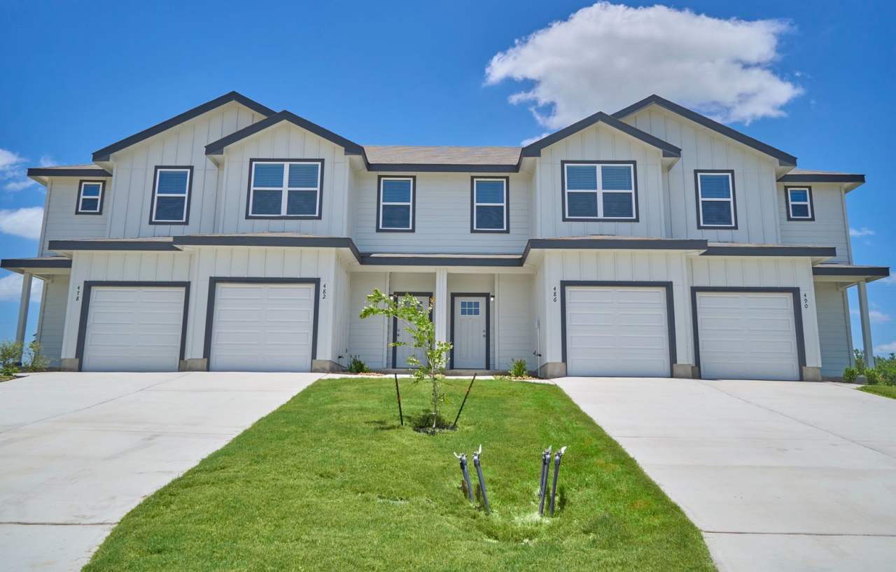 Hunters Ranch Beauty! 3 Bedroom 2 1/2 Bath Townhome