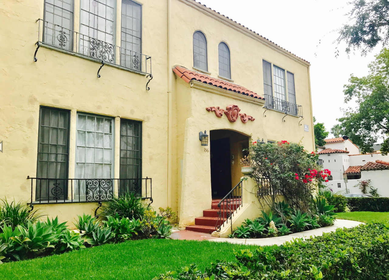 Spanish charm Large and bright hardwood floors Duplex like Entrance