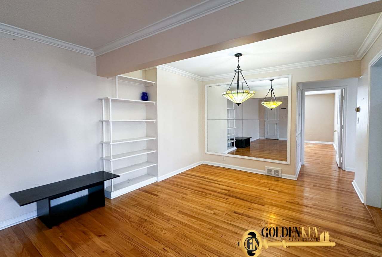 Newly Updated Spacious 2 bedroom Flat in Royal Now Available!