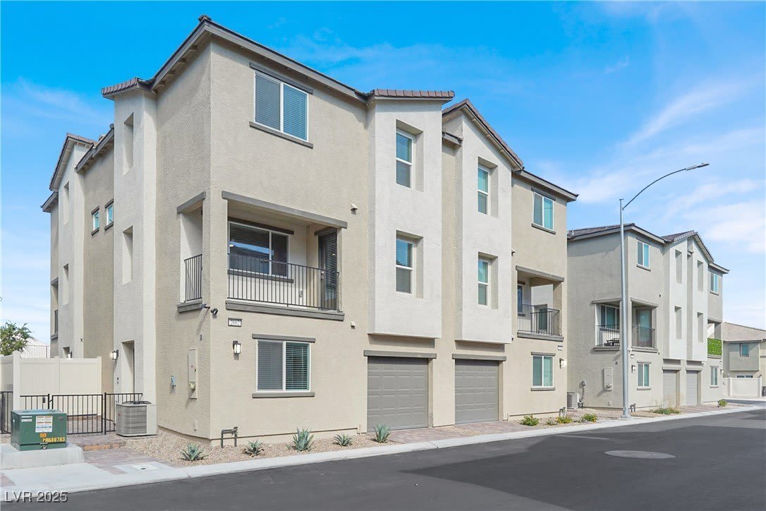 2662 Champagne Gold Avenue