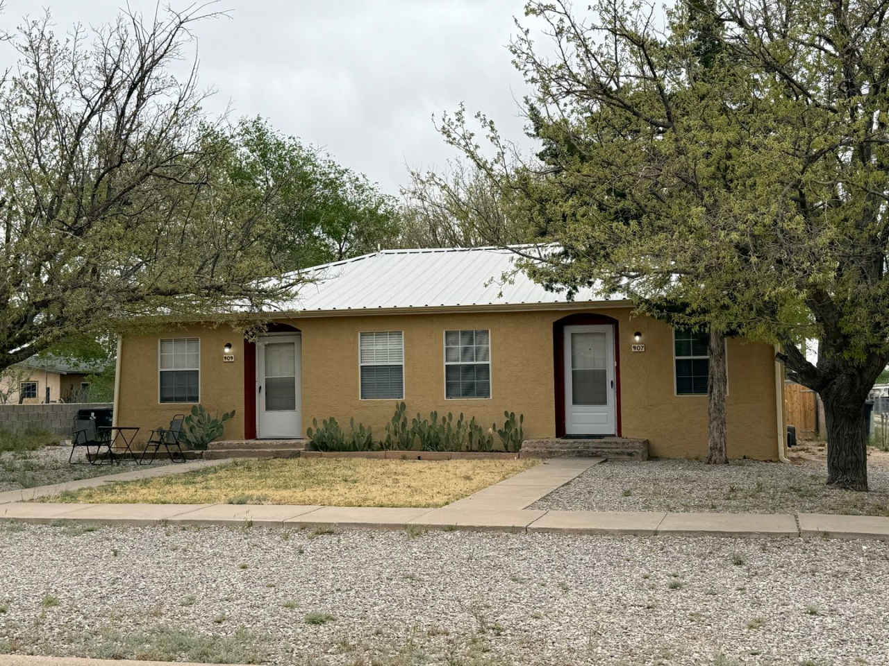 Fully Furnished property with lease term options available!