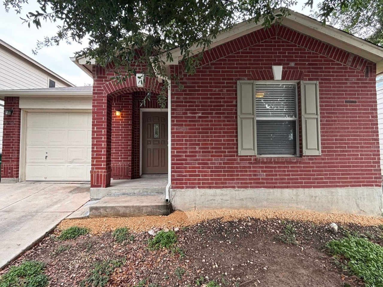 Charming 2 Bedroom, 2 Bathroom Home in Prime Location