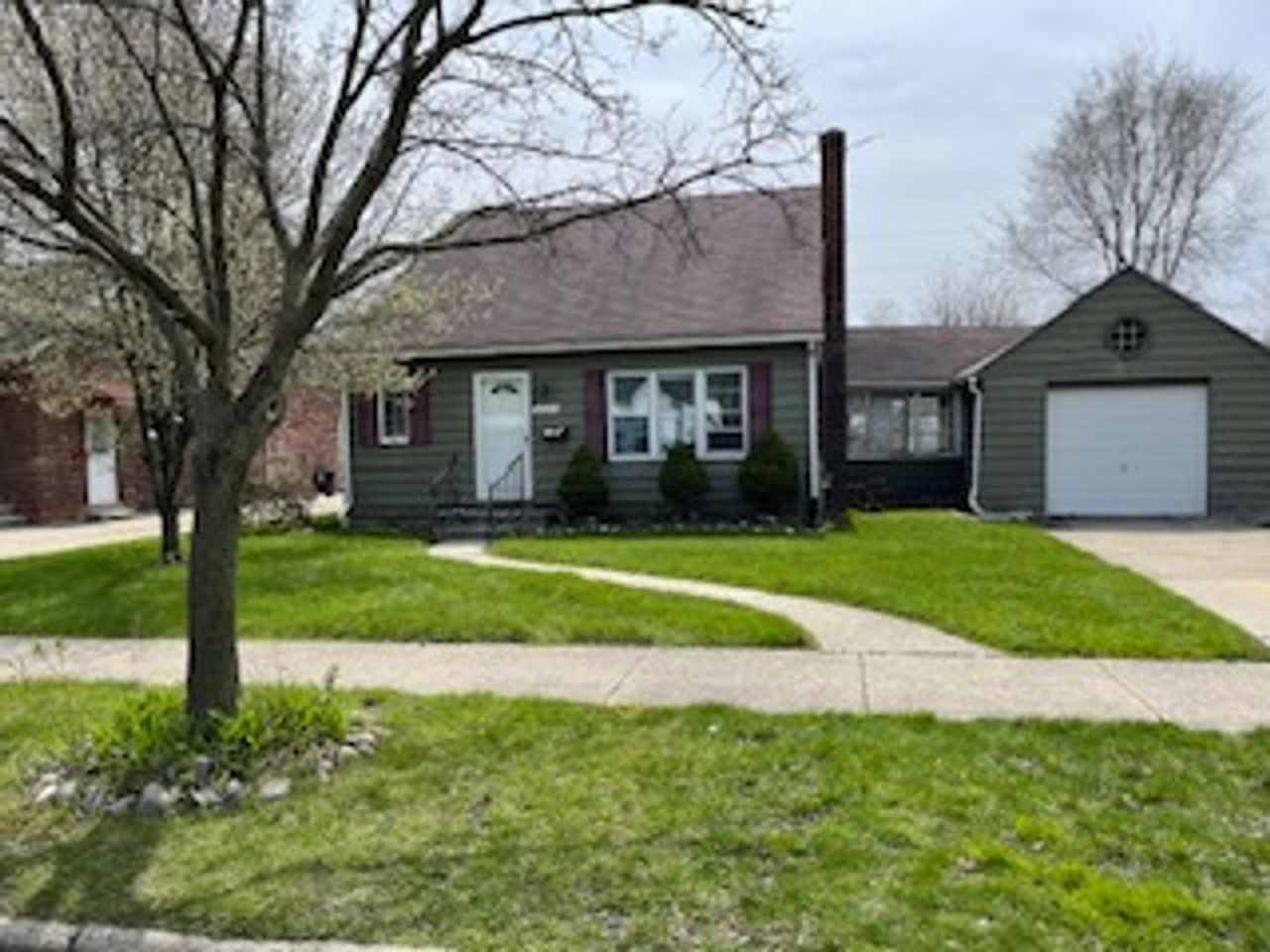 3 bed 1 bath bungelow in Harper Woods with attached garage and basement