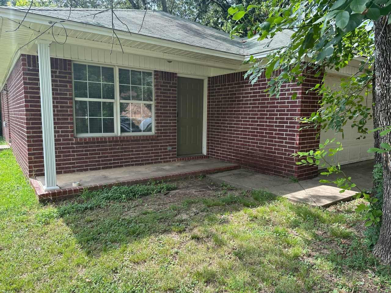 **SPECIAL half off first months rent***Welcome to this charming 3-bedroom, 2-bathroom home located in the heart of Russellville, AR.