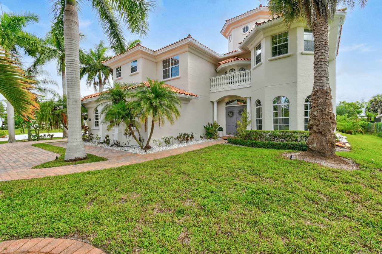 OCEAN ACCESS !! 6 BR 4.5 BA 2 CG pool home rental in Port St Lucie FL