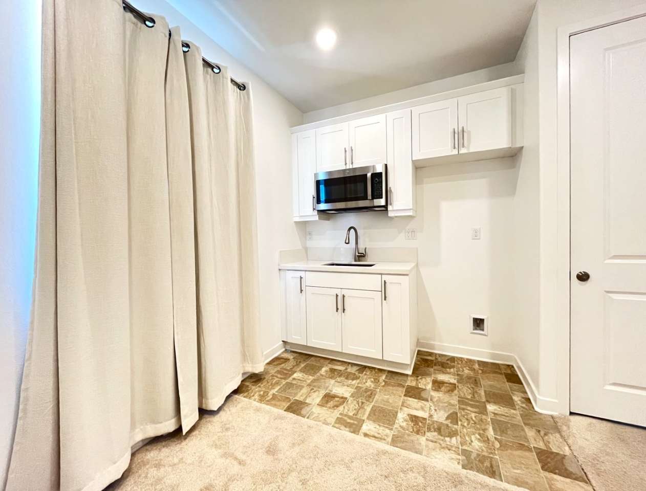 1+1 ALL UTILITIES INCLUDED!! GREAT NEIGHBORHOOD - PRIVATE - AVAILABLE NOW!!!