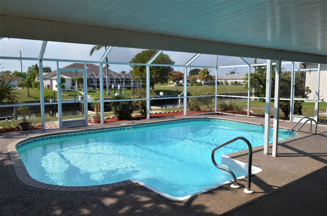 DIRECT GULF ACCESS CANAL 3 BEDROOM, 2 BATH POOL HOME