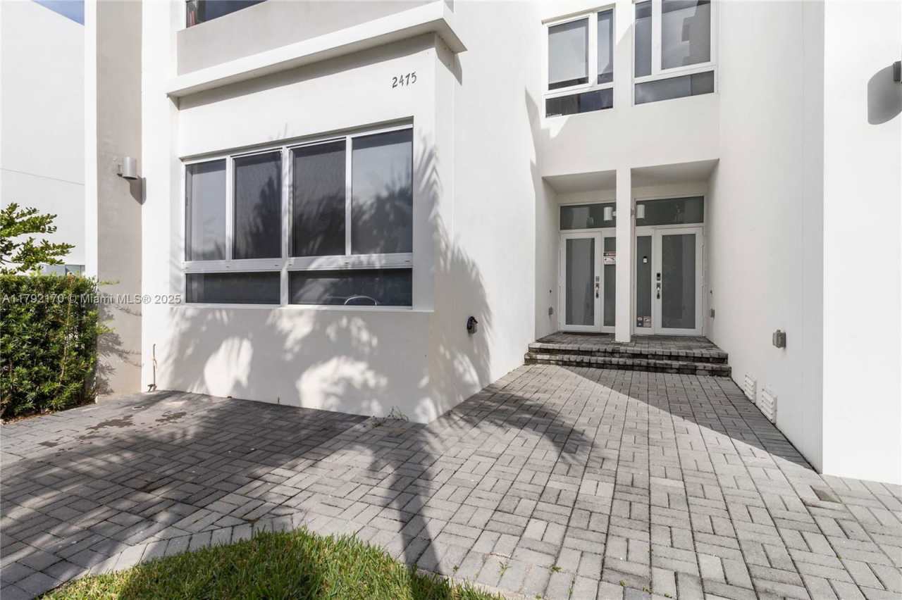 2475 Northeast 135th Street