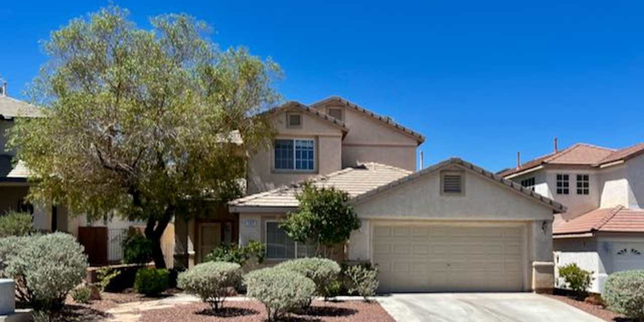 Sunridge Stunner! 4 bedroom with Den!