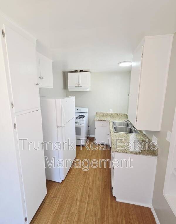 215 W Acacia Ave