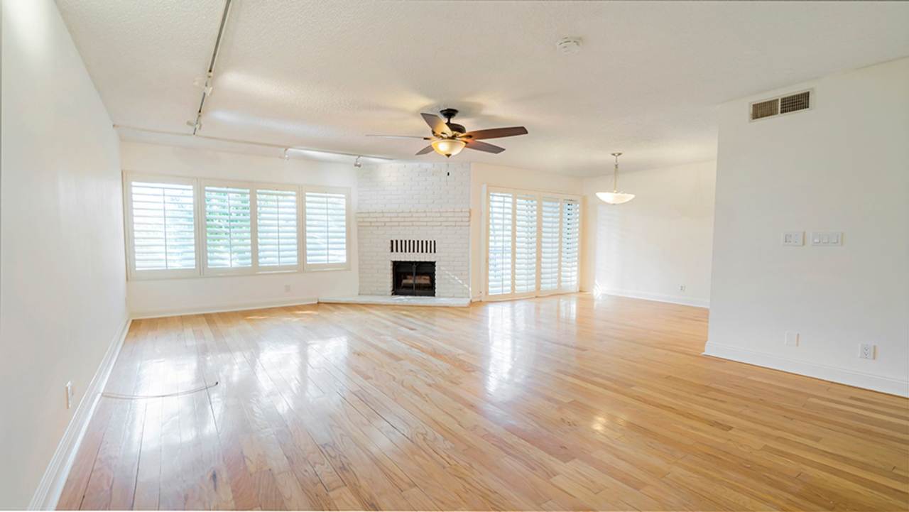 Luxury Penthouse Newly Renovated 1 Bed + Den Condo