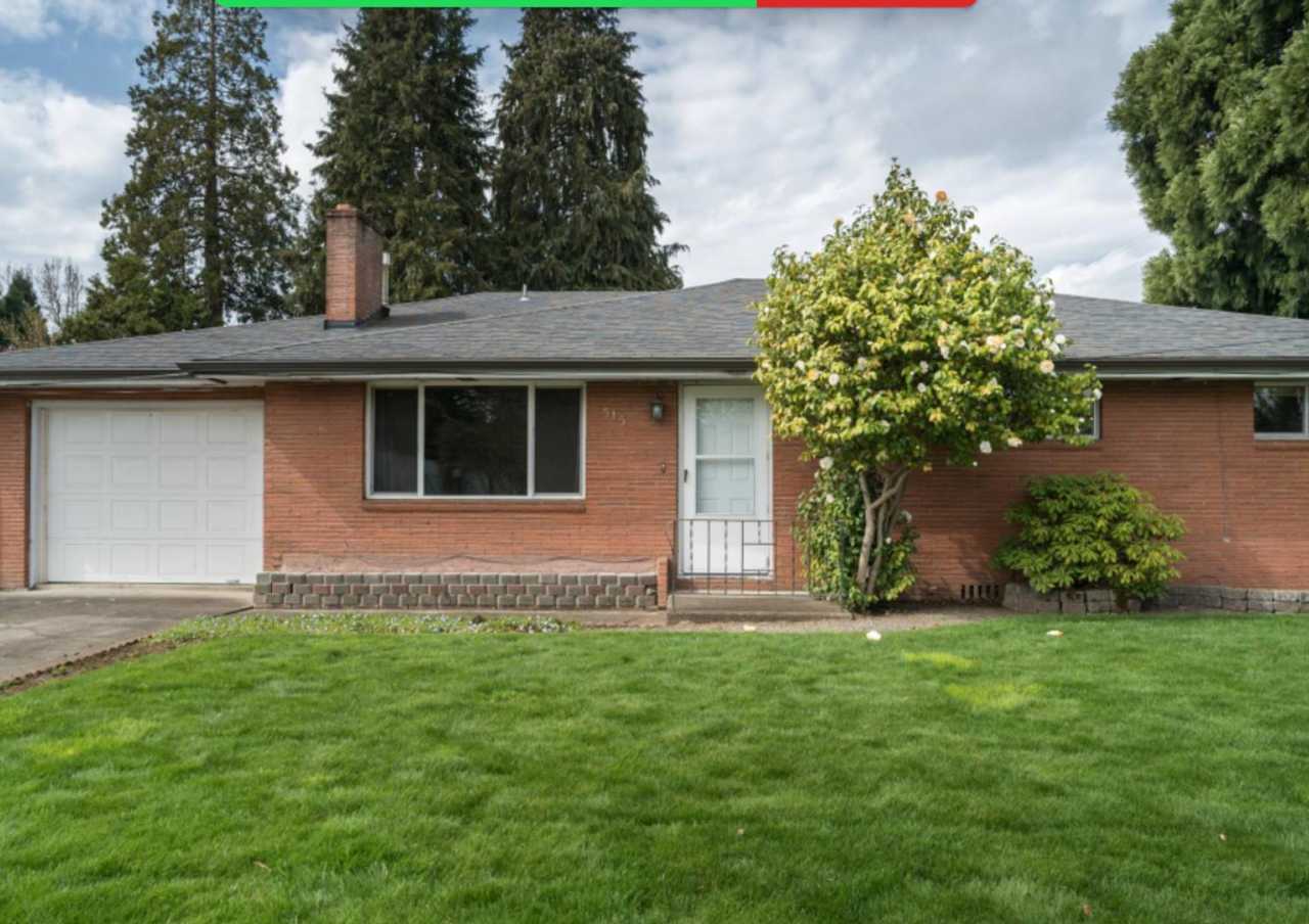 $500 move-in incentive! Awesome 3-bdrm/2-bath duplex in heart of Hillsboro—Laundry hook ups, attached garage