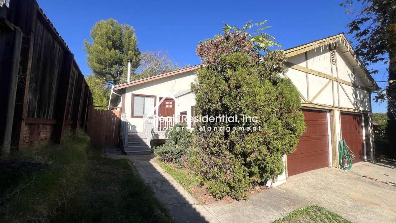 A Very Nice 3bd/2ba Orangevale Duplex with 1-Car Garage
