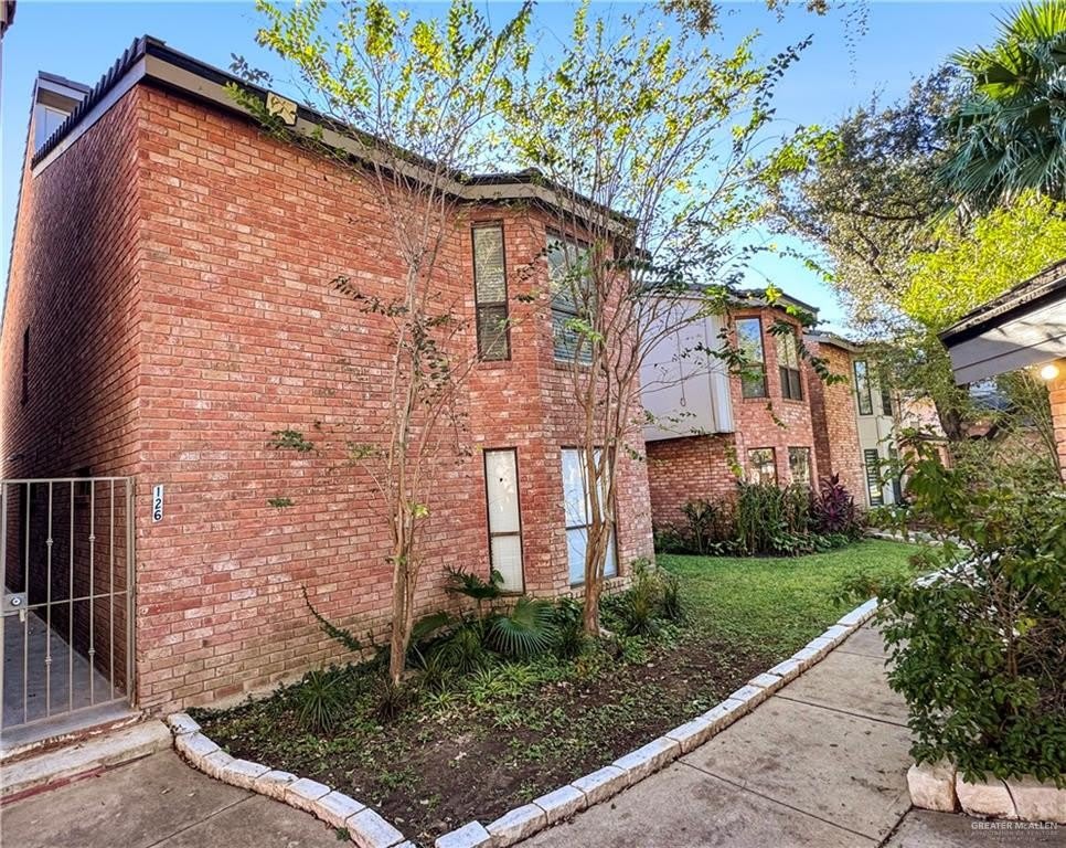 100 Xanthisma Avenue