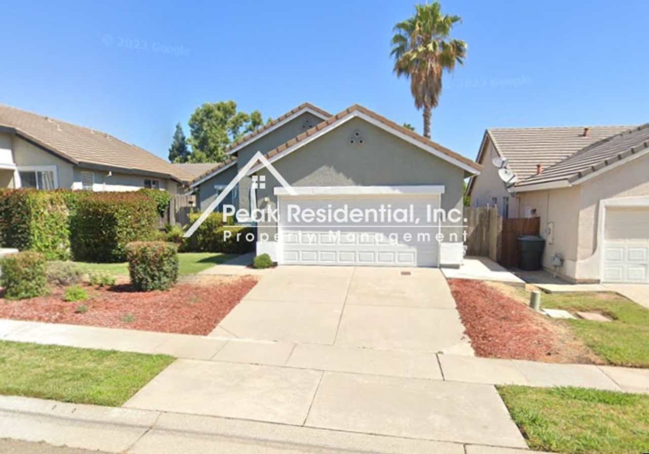Wonderful 3bd/2ba Antelope Home with 2 Car Garage!