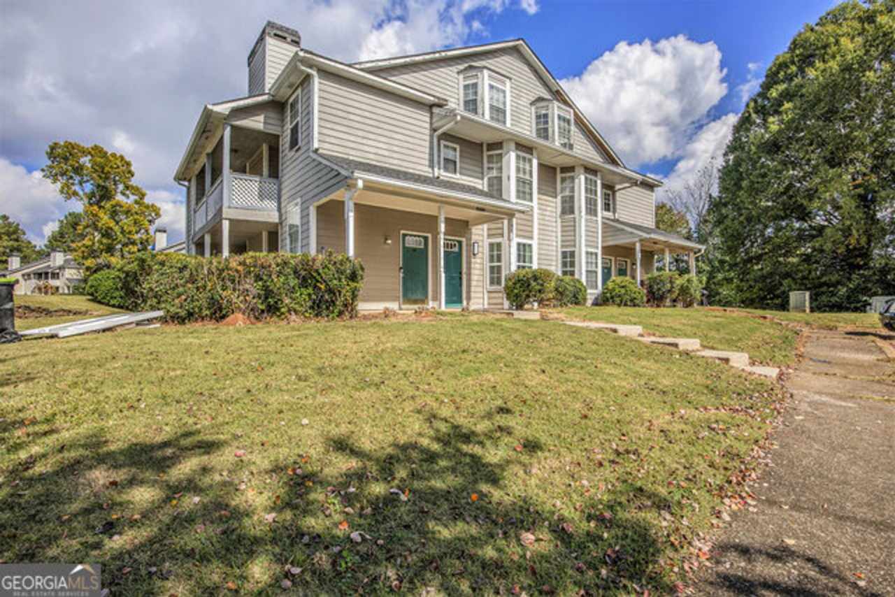 Like New! 2 bedroom 2 bathroom end unit condo! Must see!