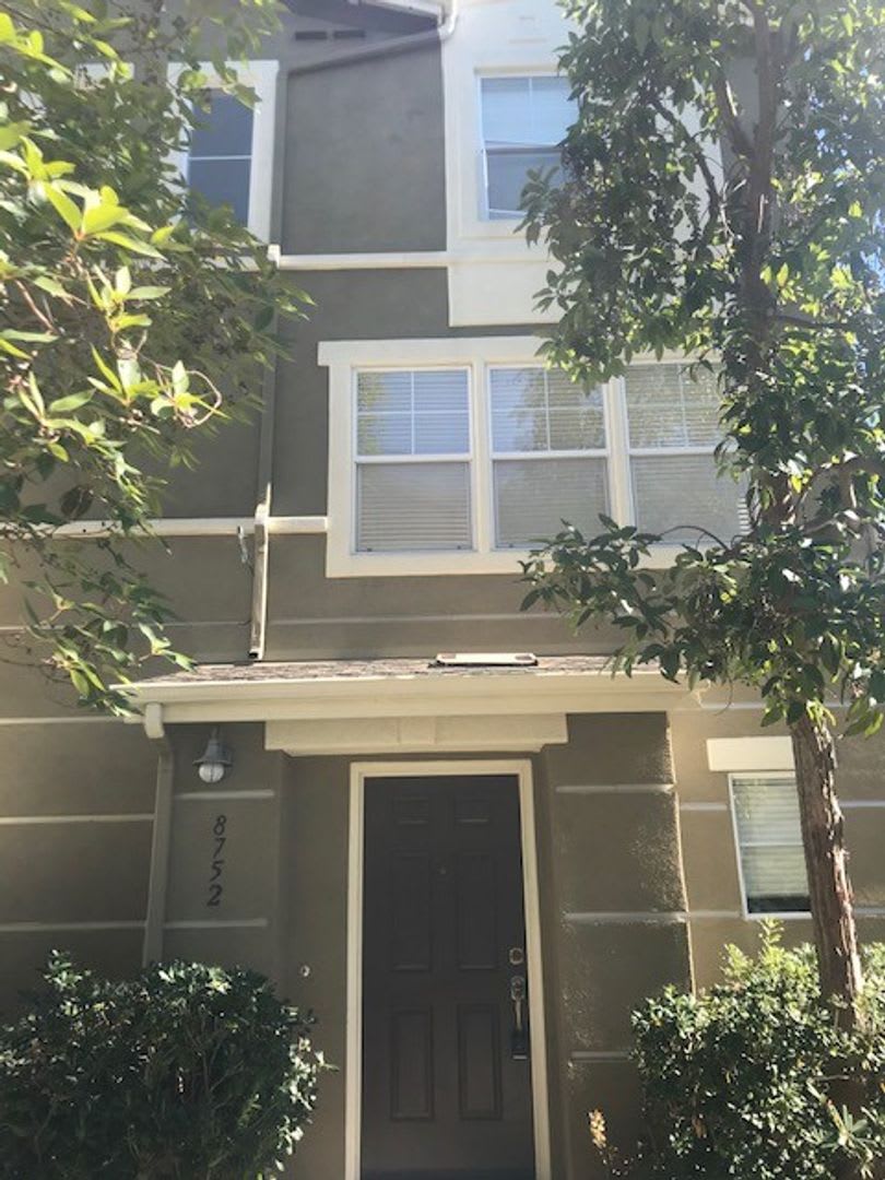 2 Bed 2.5 Bath Townhome In The Spectrum Community For Lease