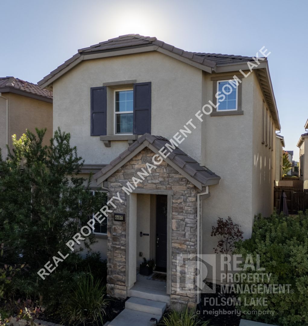 Spacious 3 bedroom 2.5 bath in the Westshore Lake Neighborhood