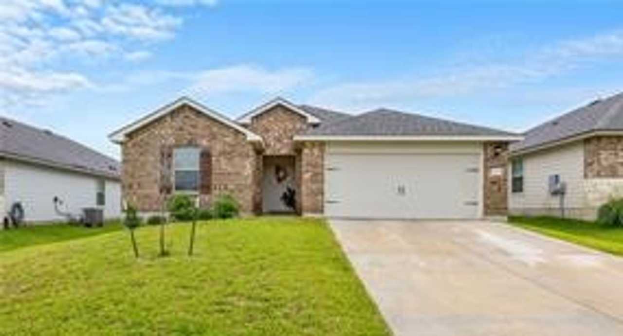LAKE POINTE TERRACE! 4-bedroom 2-bathroom house!