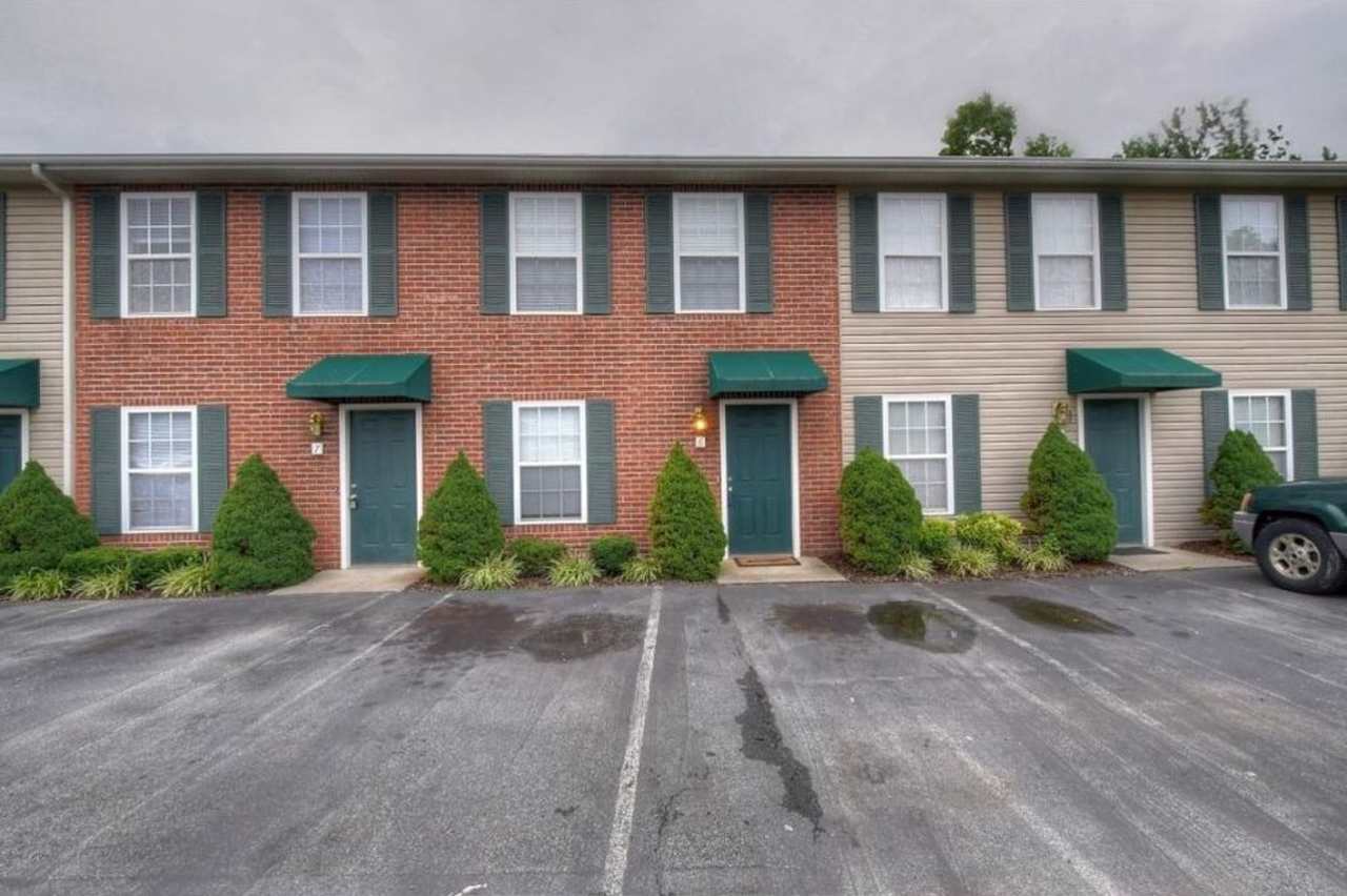Hurry! This 2 Bed/1.5 Bath, 2-Story Condo in Gray for $1350 Won't Last!