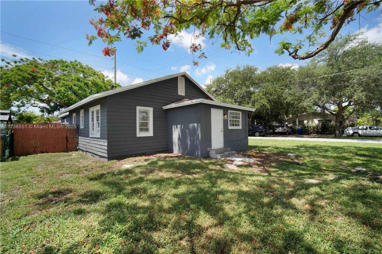 2246 CLEVELAND ST HOLLYWOOD, FL 33020-