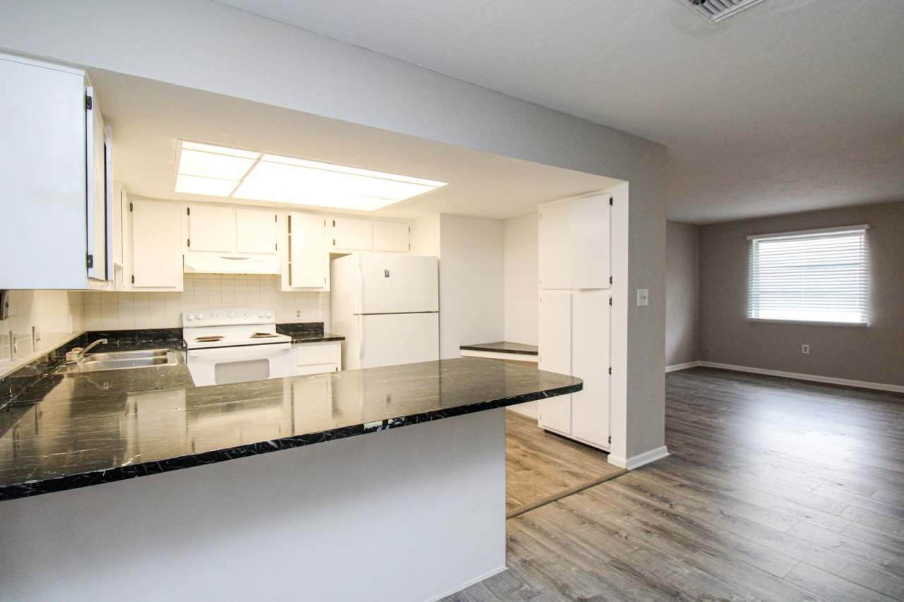 **ENJOY THE SWFL LIFESTYLE**ROYAL HARBOR**2 BED 2 BATH ANNUAL**GULF ACCESS**