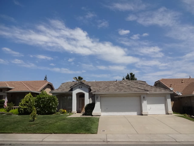 NICE SINGLE STORY HOME WITH 3 BEDROOMS, 2 BATHROOMS,  3 CAR GARAGE!