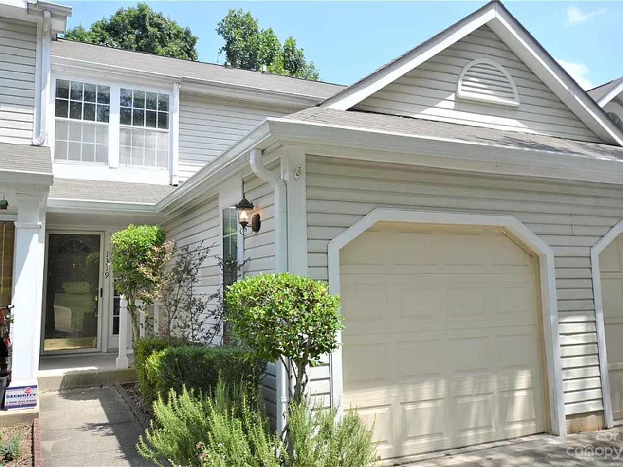 Updated 2 Bed, 2.5 Bath Townhome in Charlotte