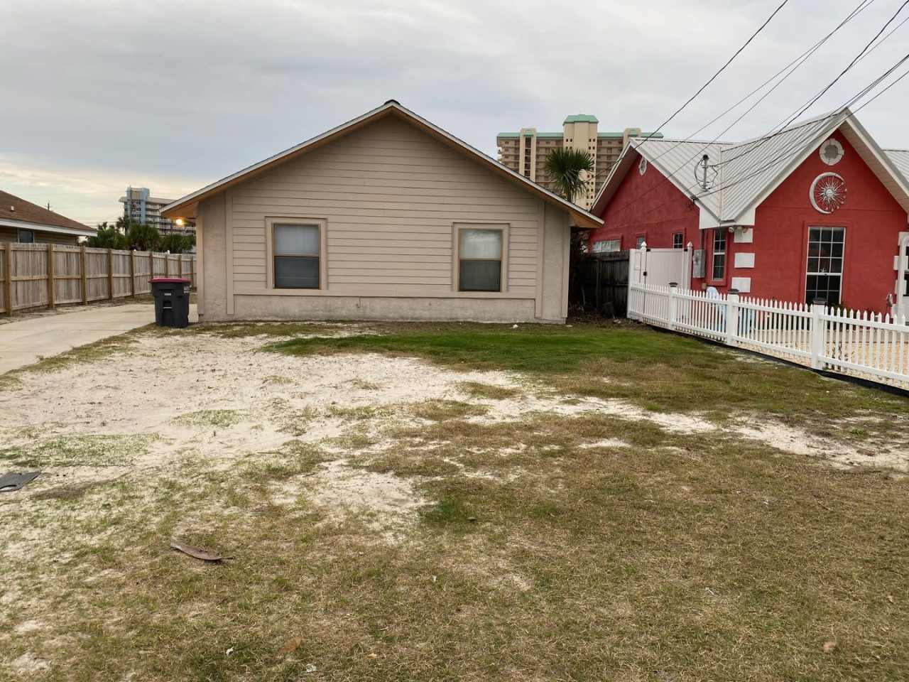 Cozy Retreat Near the Beach off Historic Thomas Drive! *1/2 Off Security Deposit for Active-Duty Military!!*