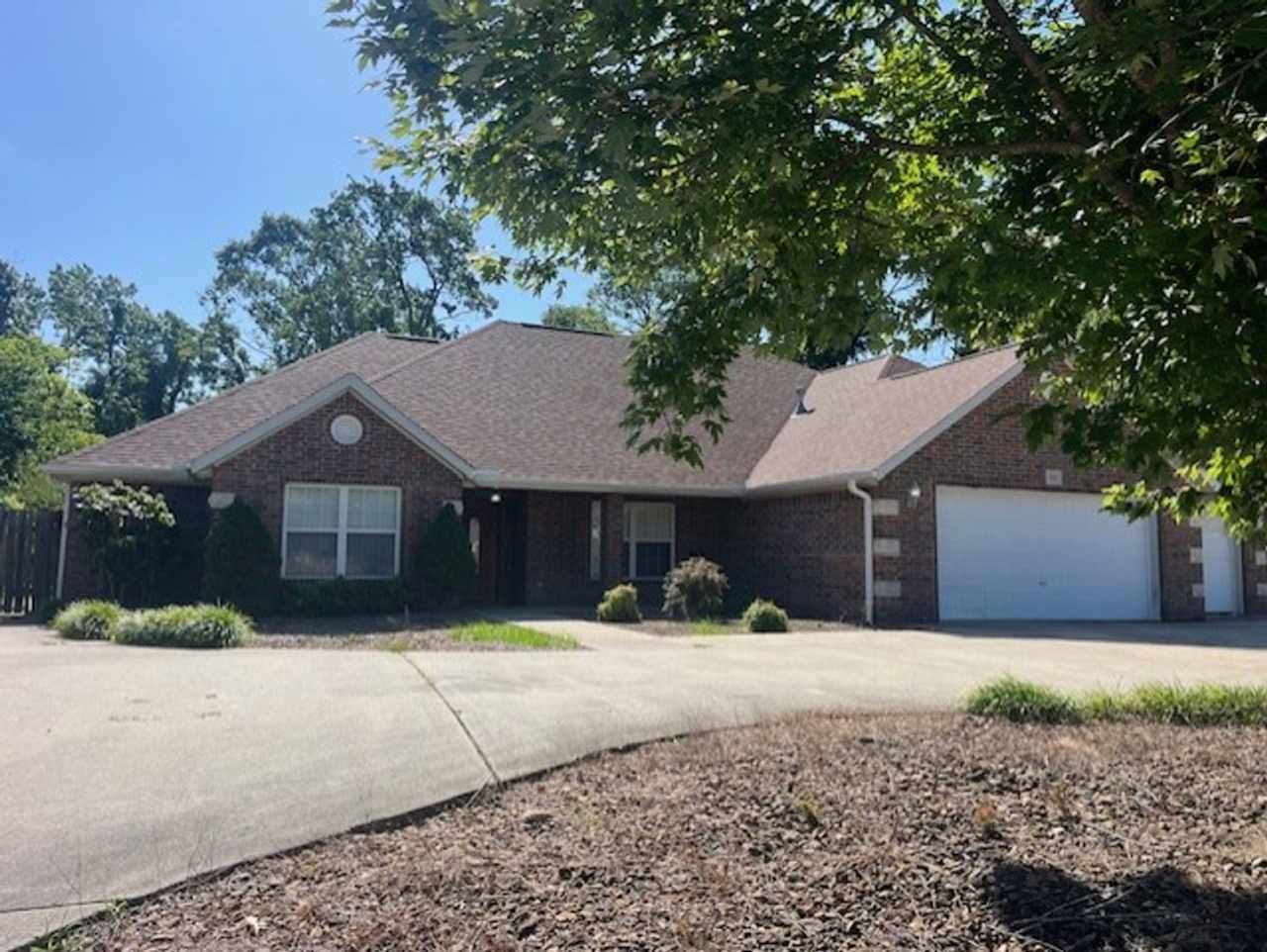Bentonville 4 bedroom 3 car garage home near trails  Bentonville Square!