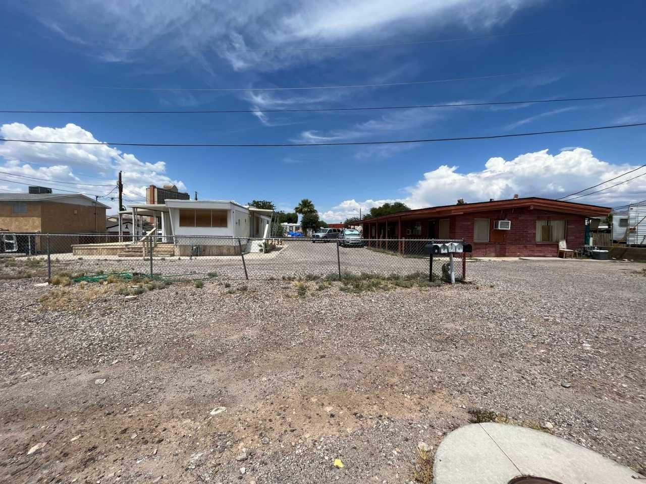 Studio Efficiency 1/2 block to Colorado river