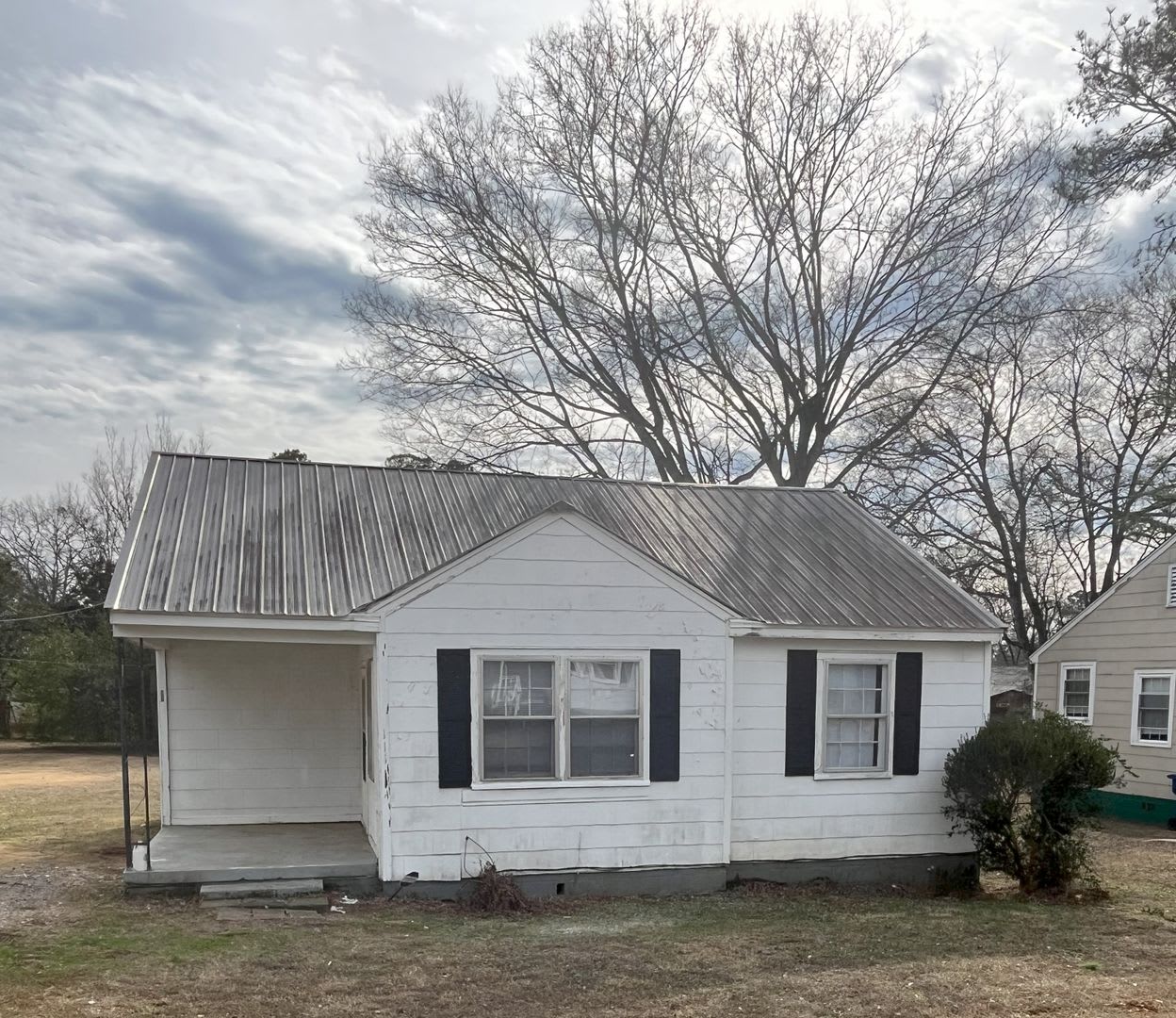 Relax on the Porch: Cozy 2-Bedroom Home in Talladega!!!