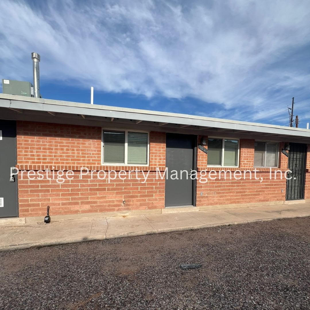 1/1 Remodeled Triplex Across from the UofA!