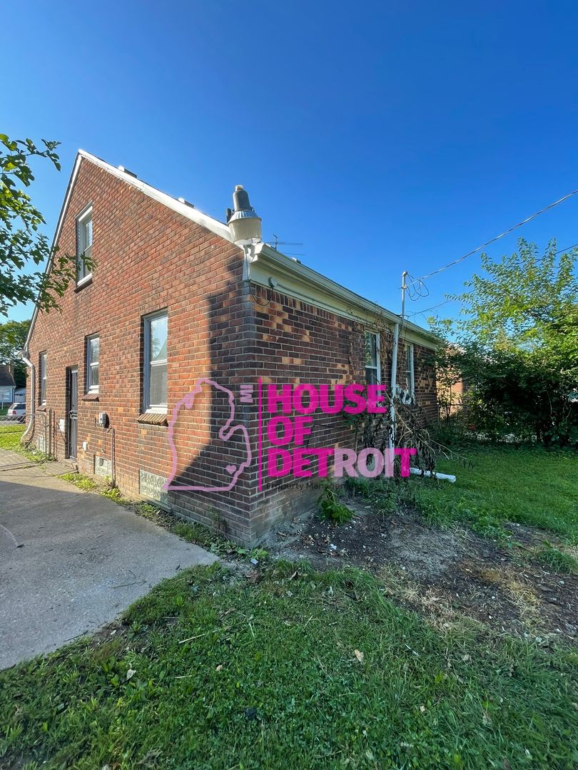 Summer Special~3 BEDROOM | 1 BATH | FREE PRE SCREEN