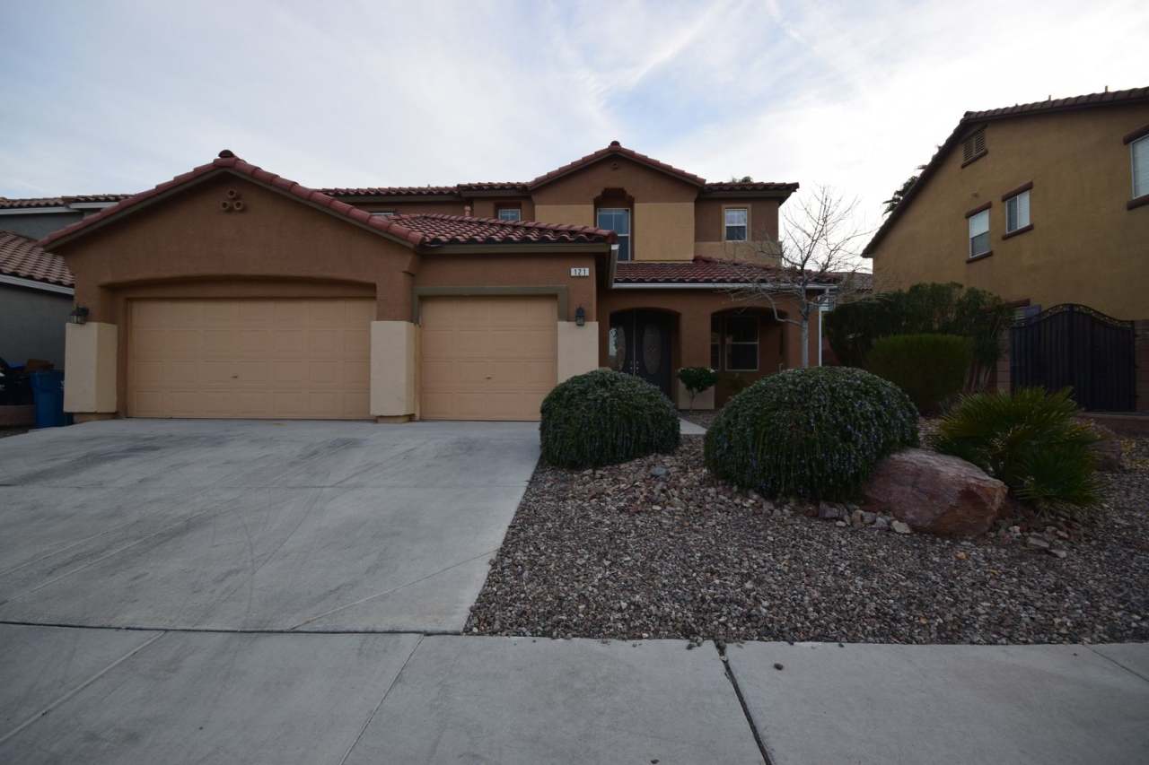 Amazing Henderson home with Master Bedroom on the bottom floor!