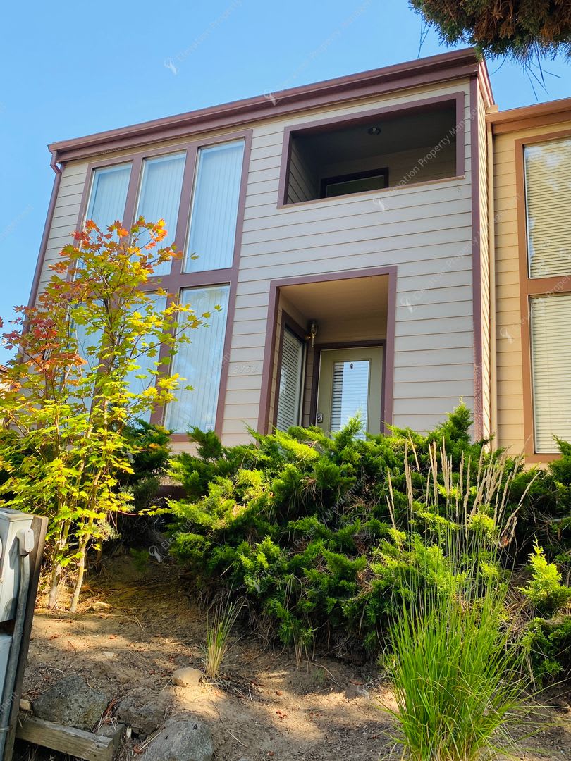 FULLY FURNISHED, 1 BR - 1.5 BA + LOFT CONDO IN NW BEND